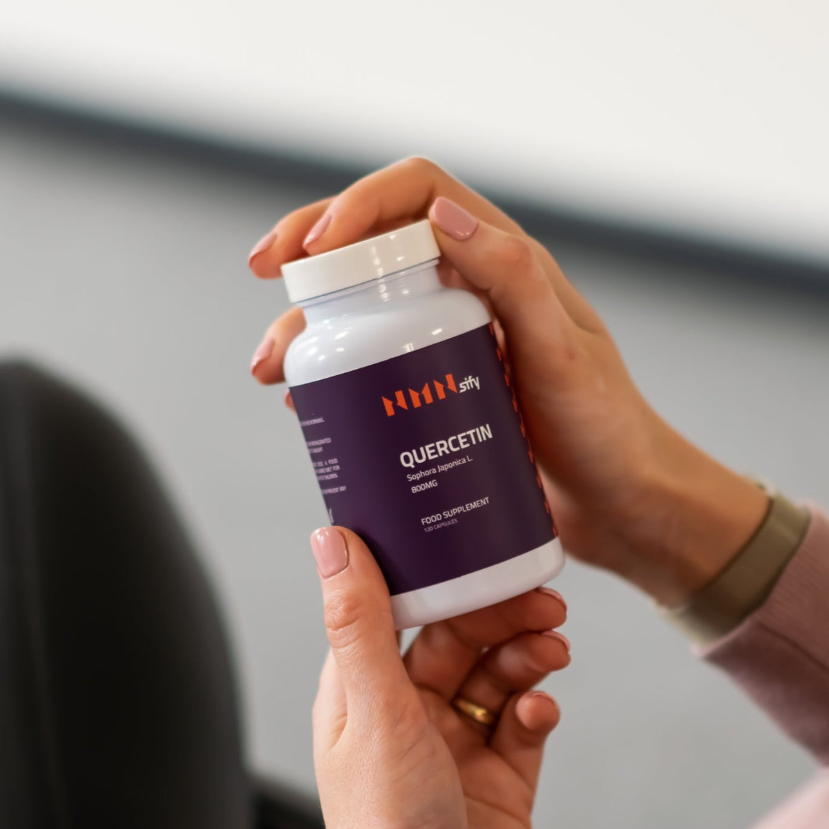 NMNsify-Quercetin-UK-Quercetin-supplement-Sophora-Japonica-L.-800mg-bottle-120-capsules-two-hands-holding-nmnsify-quercetin-800mg-bottle