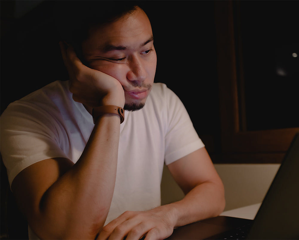 brain-fog-brain-fog-symptoms-brain-fog-effects-mind-fog-cognitive-fog-man-tired-looking-at-the-computer